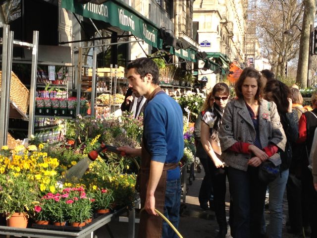 there's a lot going on in this Paris photograph, but it's easy to miss body language