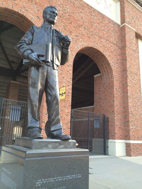 Nile Kinnick, Jr statue at University of Iowa
